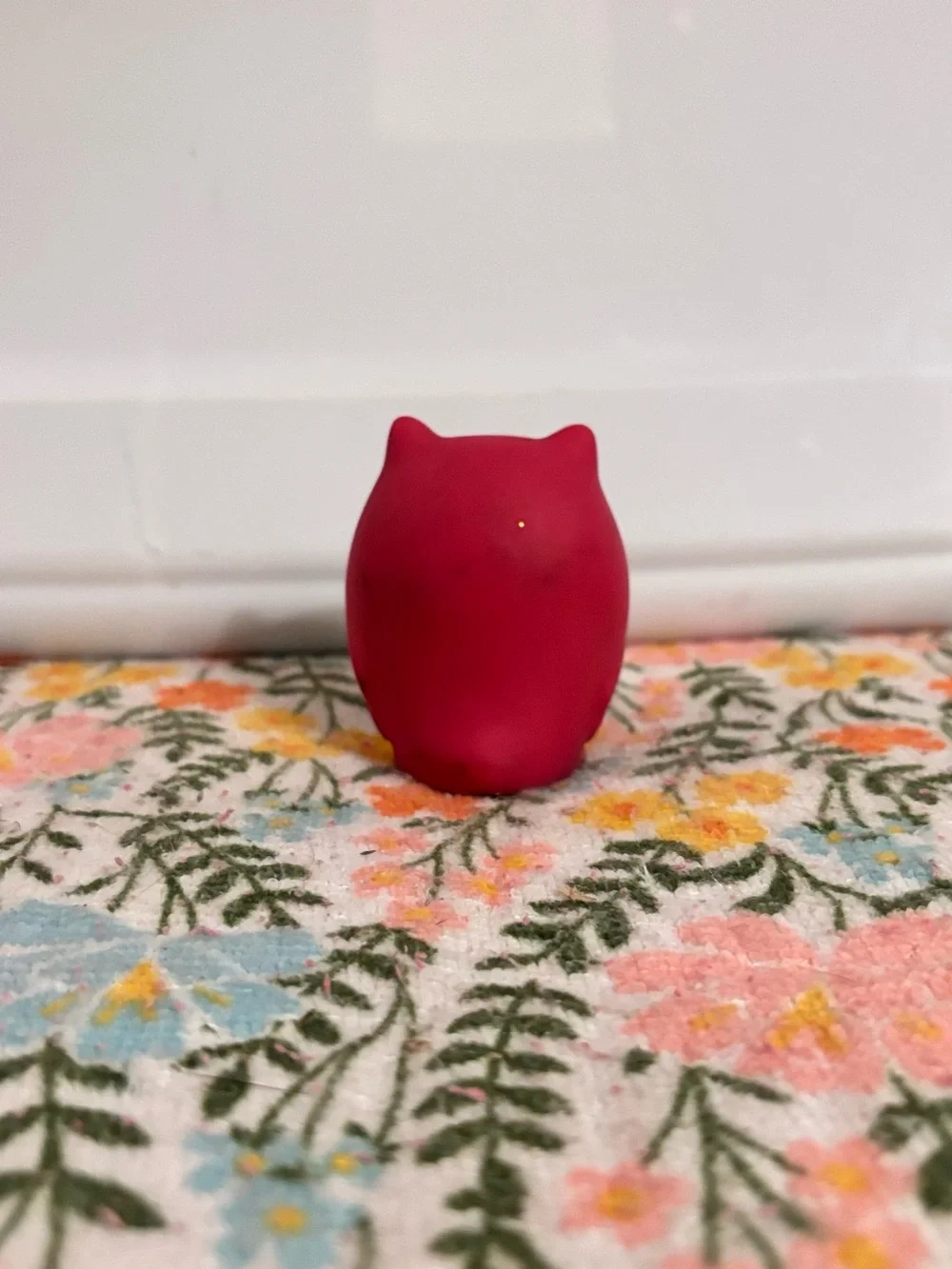 Munchkin Squirts bath water toy featuring a red owl design.